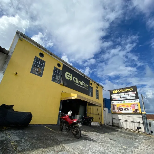 Fachada amarela da ClimTem com a placa das marcas de refrigeração