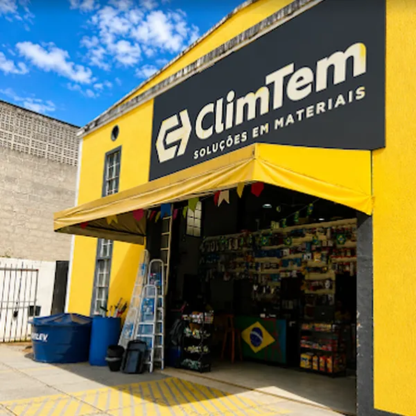 Fachada da ClimTem com toldo amarelo e bandeirinhas