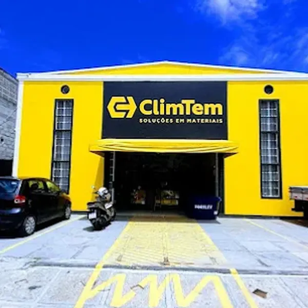 Fachada amarela da ClimTem com a logomarca preta
