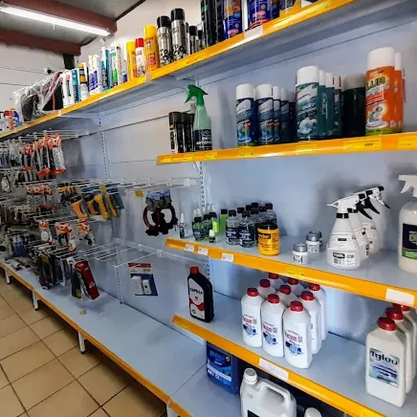 Prateleiras amarelas da ClimTem com produtos para ar-condicionado